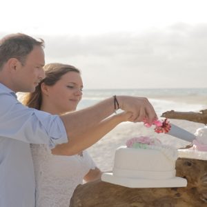 Kuramathi Maldives Maldives Weddings Abroad Bride And Groom Cutting Cake