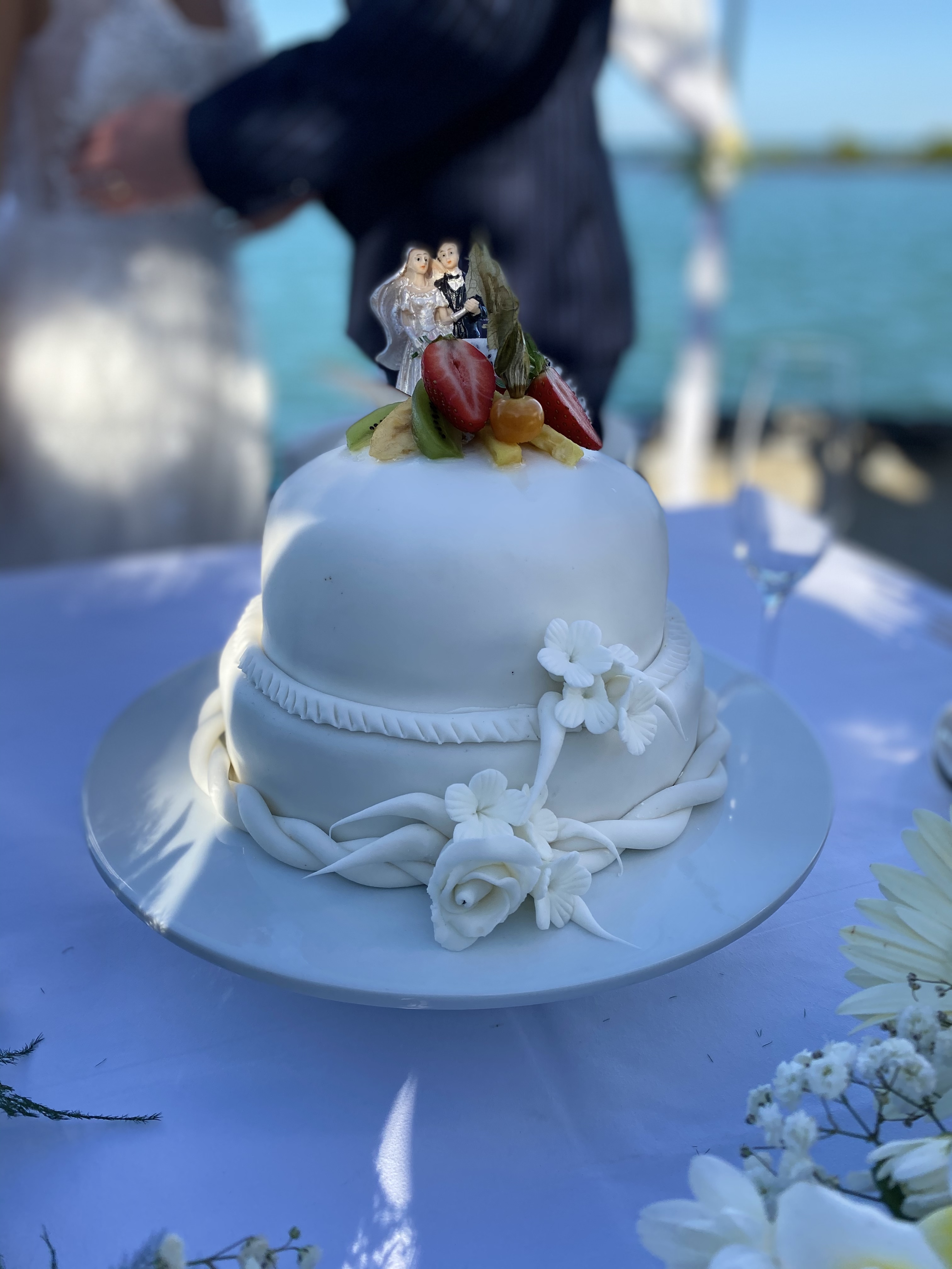 paradise cove wedding cake - real wedding review in Mauritius